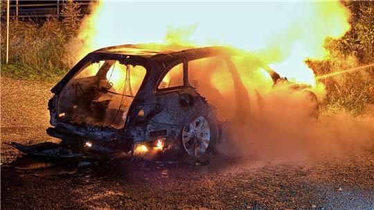 Ein Mercedes geriet aus unbekannten Gründen in Brand.
