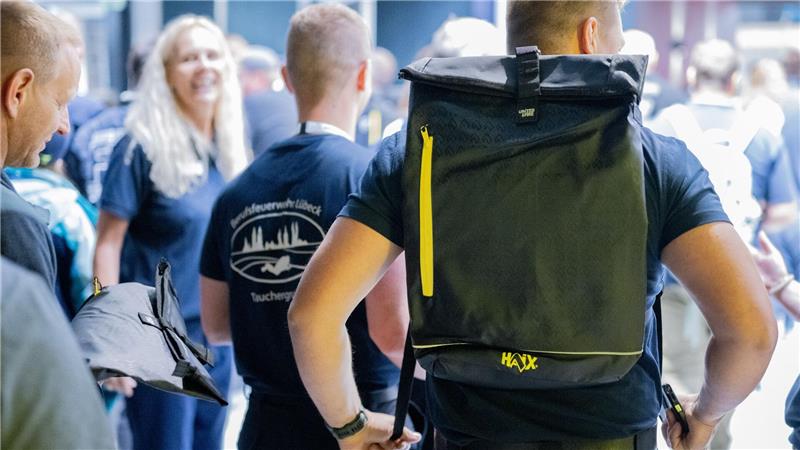 Ein Messebesucher hat bei der Messe Interschutz einen kostenlosen Rucksack ergattert.