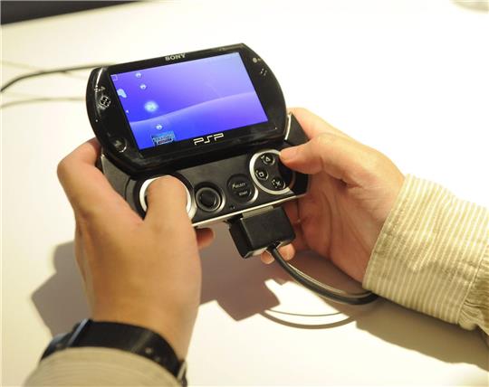 Ein Messebesucher spielt mit der PSP Go am Eröffnungstag der E3 Expo 2009 in Los Angeles.