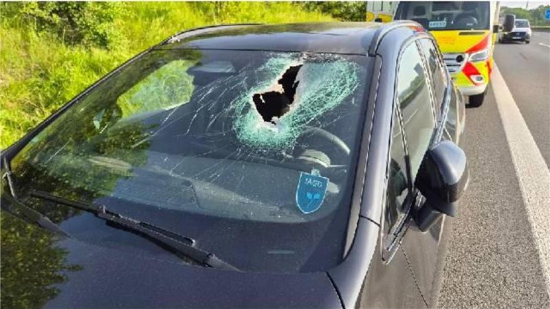 Ein Metallteil trifft die Windschutzscheibe: Der Fahrer wird verletzt.