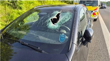 Ein Metallteil trifft die Windschutzscheibe: Der Fahrer wird verletzt.