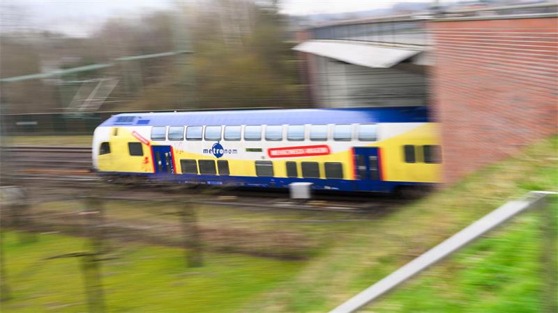Ein Metronom-Zug fährt auf der Bahnstrecke zwischen Hamburg und Hannover. (Symbolbild)