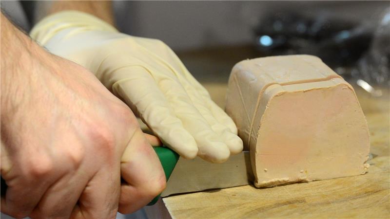 Stopfleber aus dem Labor: Foie Gras ohne Tierquälerei Ein Metzger schneidet eine Scheibe französische Gänsestopfleber. (Archivbild)