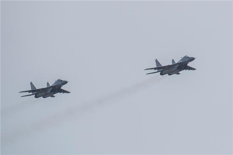 Kampfjet-Lieferung an die Ukraine: Scharfe Kritik aus Moskau Ein MiG-29-Kampfflugzeug während einer Flugschau auf dem Luftwaffenstützpunkt Malacky-Kuchyoa in der Slowakei.