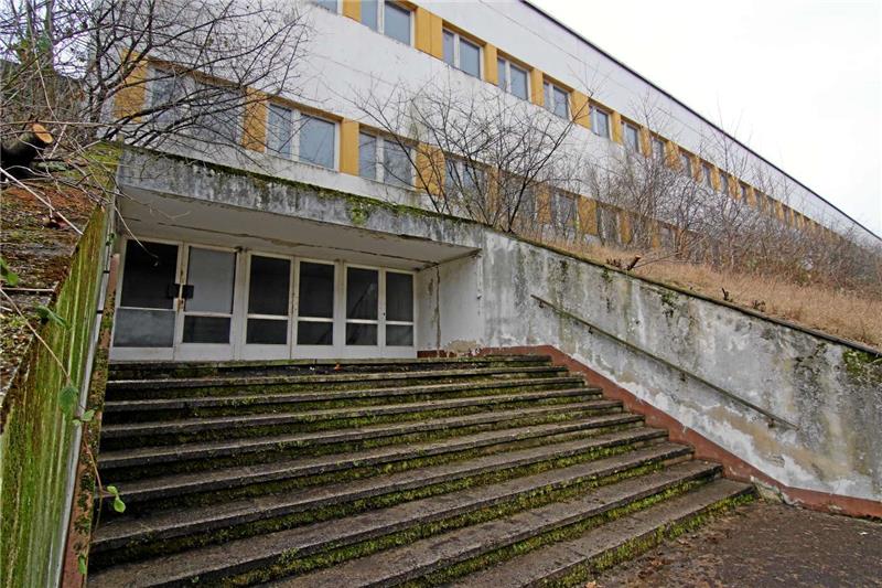 Ein Mieter ist offenbar nur schwer zu finden: Das Sozialgebäude des früheren Metall-Leichtbau-Kombinats in Blankenburg.  Foto: Bein