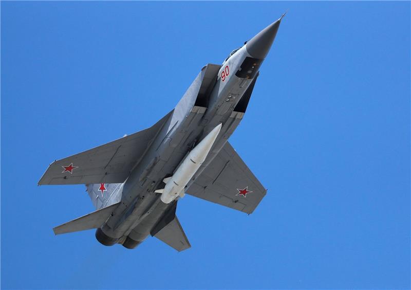 Ein Mikoyan MiG-31 Abfangjäger der russischen Luftwaffe fliegt bei der russischen Militärparade zum Tag des Sieges beladen mit einer ballistischen Luft-Boden-Rakete «Kinschal» (Kh-47M2 Kinzhal).