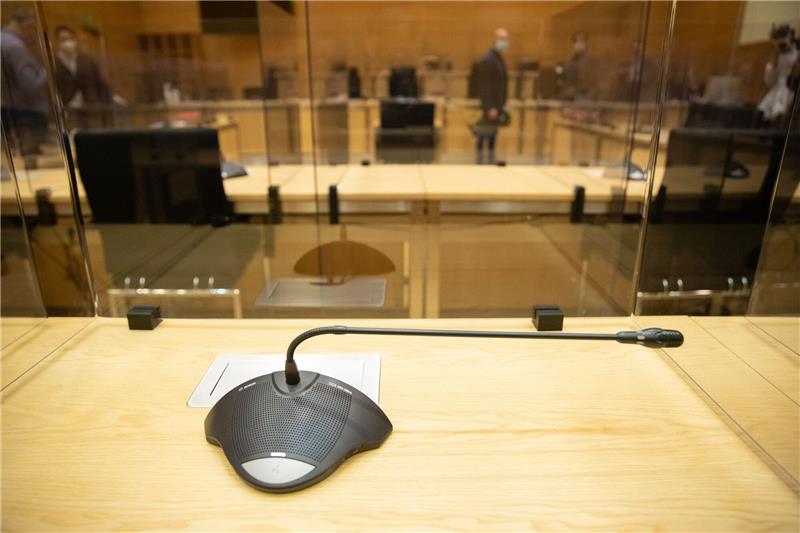 Urteil im Prozess gegen Ex-Militär aus Gambia am Donnerstag Ein Mikrofon in einem Gerichtssaal.