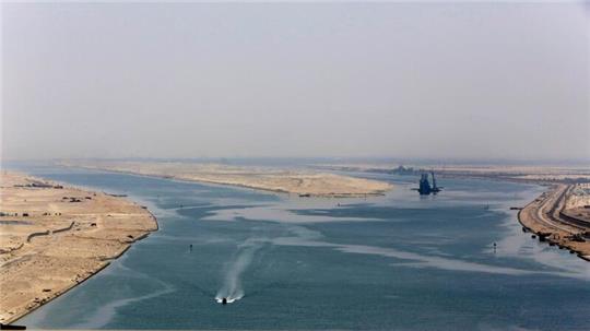 Ein Militärboot sichert die Einfahrt in den Suezkanal. Der Kanal verbindet das Mittelmeer mit dem Roten Meer.