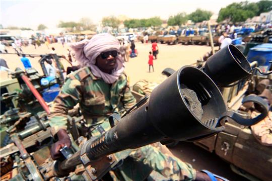 Ein Milizionär mit militärischer Ausrüstung, die angeblich während eines Gefechts im umkämpften Gebiet in Süd-Darfur erbeutet wurde.