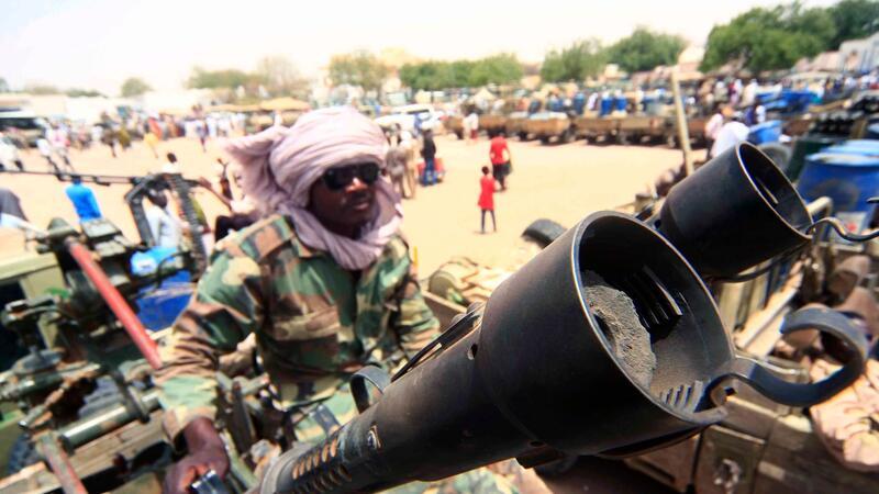 Ein Milizionär mit militärischer Ausrüstung, die angeblich während eines Gefechts im umkämpften Gebiet in Süd-Darfur erbeutet wurde (Archivbild).