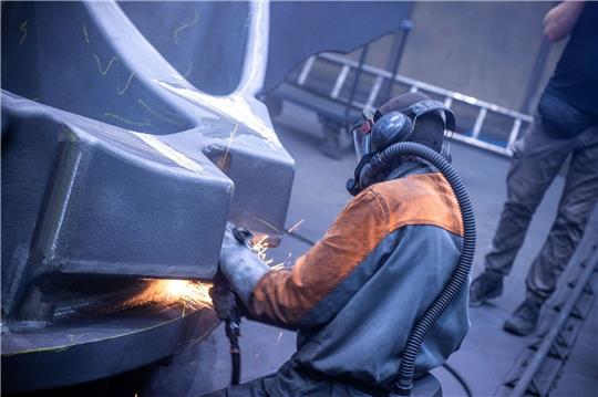 Ein Mitarbeiter arbeitet in einer Eisengießerei. Die Erzeugerpreise gewerblicher Produkte sind im Juli im Vergleich zum Vorjahresmonat deutlich gesunken.