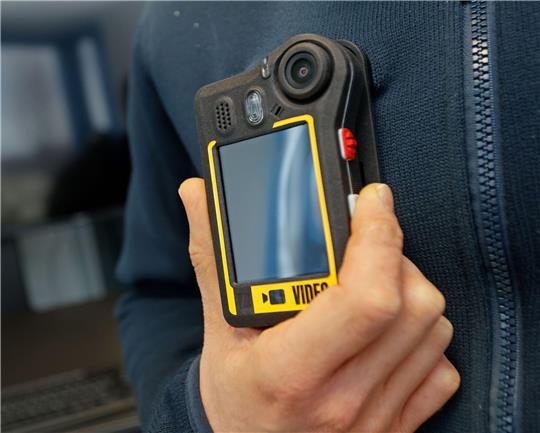 Ein Mitarbeiter der Blankenburger Firma Netco Professional Services GmbH prüft eine Bodycam.