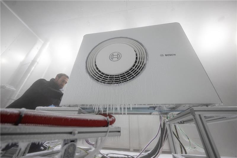 Bosch wächst und will Chinageschäft vorantreiben Ein Mitarbeiter der Bosch Thermotechnik GmbH öffnet in einer Klimakammer das Gehäuse einer Bosch-Wärmepumpe.