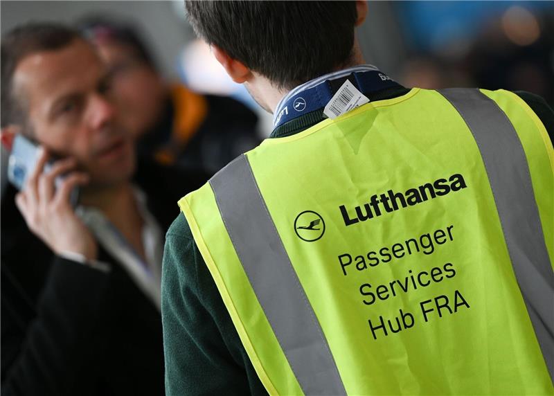 Kabelpanne auf Baustelle löst Chaostag bei Lufthansa aus Ein Mitarbeiter der Lufthansa steht im Terminal 1 des Frankfurter Flughafens für Fragen von Fluggästen bereit.