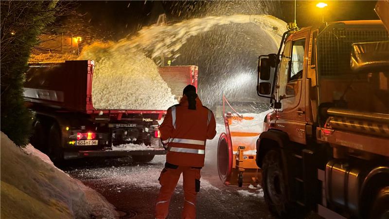 Ein Mitarbeiter der Städtischen Betriebe Braunlage überwacht den Fräsvorgang.