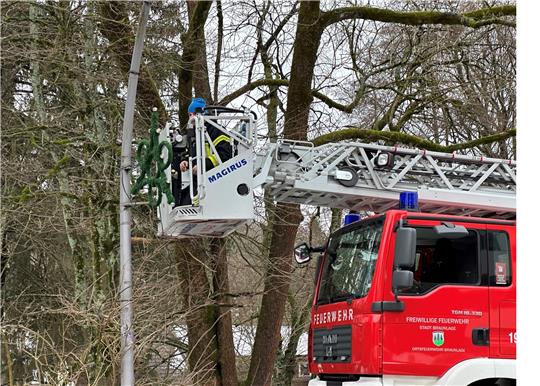 Ein Mitarbeiter der Städtischen Betriebe nimmt die Weihnachtsbeleuchtung vom Korb der Feuerwehr-Drehleiter aus ab. Foto: Eggers