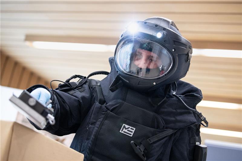 Bilanz: Strahlenmaterial vielfach gestohlen oder verloren Ein Mitarbeiter der Technischen Sondergruppe (TSG) des Bayerischen Landeskriminalamtes sucht ein Paket mit einem Alpha-, Beta-, Gamma-Strahlendetektor ab: 2023 wurden 168 Fälle gemeldet, in denen strahlende Stoffe gestohlen wurden, verloren gingen oder anderweitig in falsche Hände gerieten.