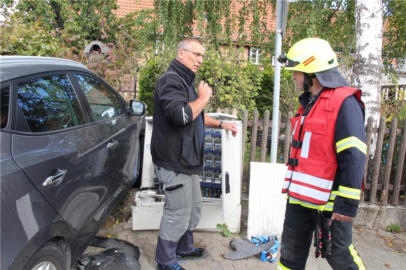 Ein Mitarbeiter der WEVG repariert den beschädigten Verteilerkasten. Foto: Leifeld