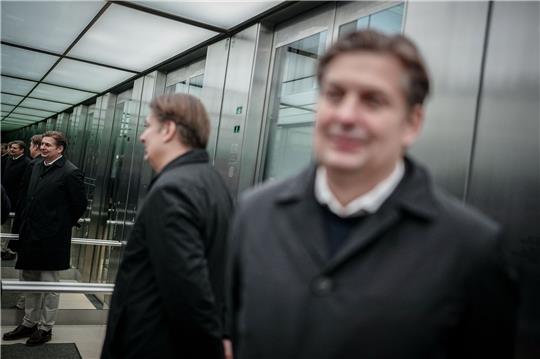 Ein Mitarbeiter des AfD-Abgeordneten Maximilian Krah steht unter dem Verdacht der Spionage für China, trotzdem halten Chrupalla und Weidel an ihrem Spitzenkandidaten für die Europawahl fest.