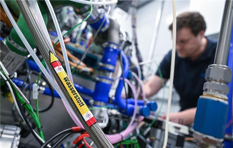 Ein Mitarbeiter des Automobilzulieferers Mahle arbeitet am Stammsitz in Stuttgart an einer Test-Brennstoffzelle.