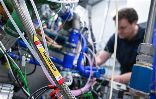 Ein Mitarbeiter des Automobilzulieferers Mahle arbeitet am Stammsitz in Stuttgart an einer Test-Brennstoffzelle.