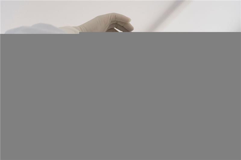 Ein Mitarbeiter des Gesundheitswesens legt im Hafen von Fuyuan seine Schutzkleidung an. Die Welt ist schlecht auf eine mögliche neue Gesundheitskrise vorbereitet.