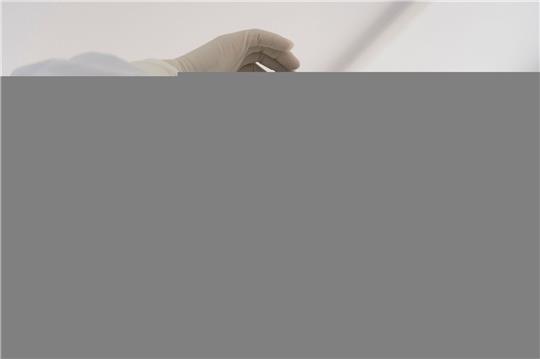 Ein Mitarbeiter des Gesundheitswesens legt im Hafen von Fuyuan seine Schutzkleidung an. Die Welt ist schlecht auf eine mögliche neue Gesundheitskrise vorbereitet.