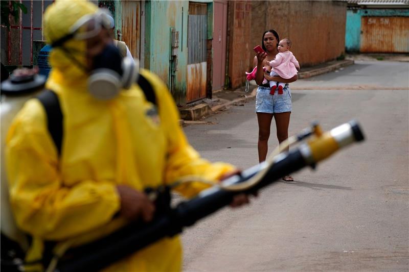 Schwerer Ausbruch von Dengue-Fieber in Brasilien Ein Mitarbeiter des Gesundheitswesens räuchert ein Viertel in Brasilia gegen die Mücken aus.