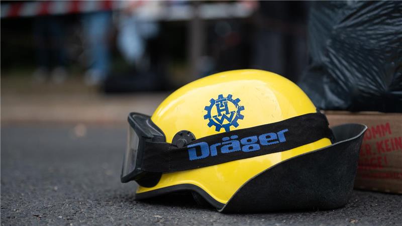 Ein Mitarbeiter des Technischen Hilfswerks hat an der Unglücksstelle in Görlitz seinen Helm abgelegt. 