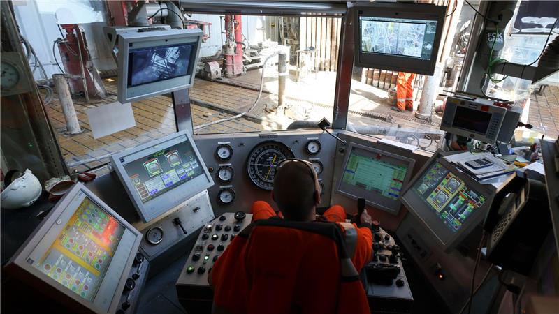 Ein Mitarbeiter hat vom Leitstand des Bohrturms aus einen guten Überblick auf die Arbeiten an den neuen Bohrrohren. 
