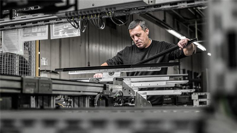 Ein Mann arbeitet an einer Maschine.