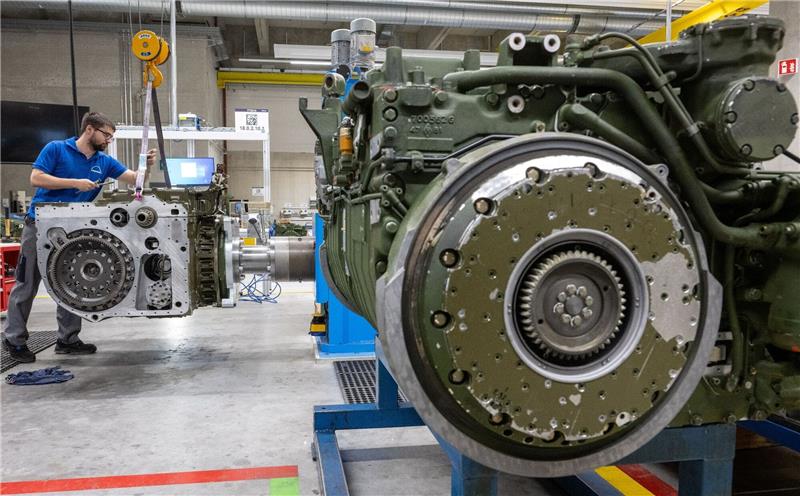 Ein Mitarbeiter montiert bei dem Unternehmen Renk das Getriebe für einen Panzer.