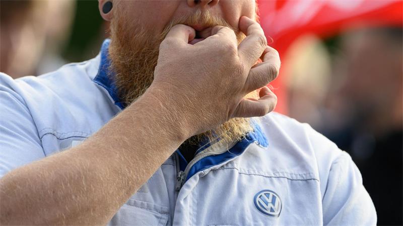Ein Mitarbeiter von Volkswagen beteiligt sich in Chemnitz an der Protestkundgebung der IG Metall.