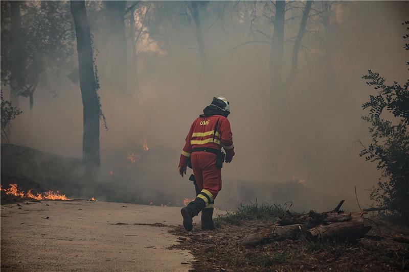 Großer Waldbrand im Osten Spaniens Ein Mitglied der Militärische Nothilfeeinheit (UME) bei Löscharbeiten.
