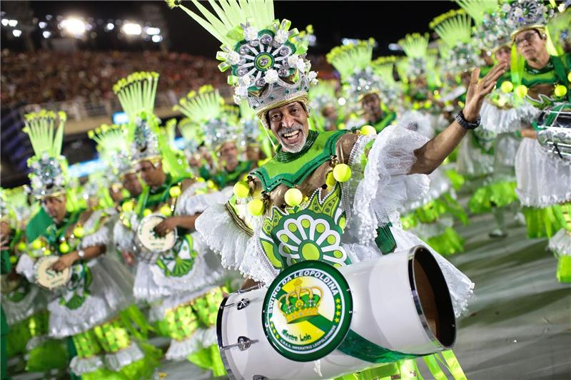 Ein Mitglied der Sambaschule Imperatriz Leopoldinense im Sambodrom in Rio.