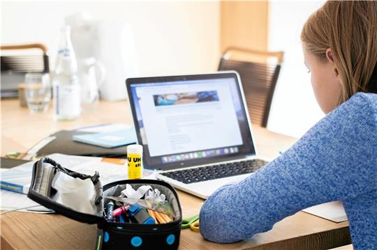 Ein Mix aus einheitlicher Grundausstattung und individuellem Oberbau: Der Landkreis Goslar will mit einem Medienentwicklungsplan seinen 21 Schulen unter anderem bei Beschaffung, Betrieb und Wartung unter die Arme greifen und das Lehrpersonal entlasten. Symbolfoto: Pixabay