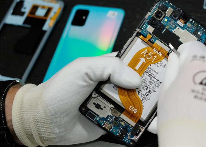 EU-Energielabel zeigt künftig auch Handy-Reparierbarkeit an Ein Mobiltelefon wird in einer Werkstatt repariert.