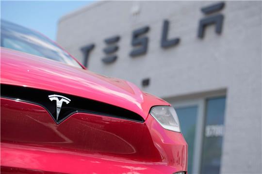 Ein Model X von Tesla steht vor einem Tesla-Händler. Der langjährige Finanzchef des Unternehmens ist überraschend zurückgetreten.