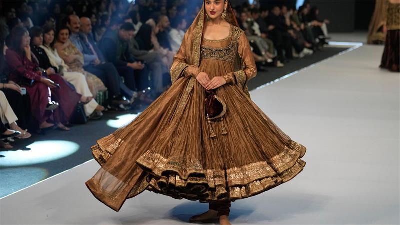 Ein Model präsentiert ein Modell des Designers Mihha.