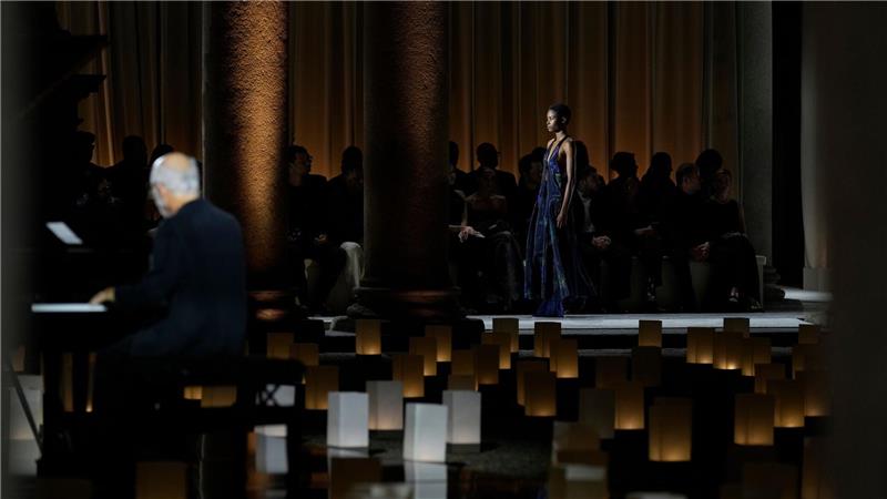 Bilder des Tages Ein Model trägt im Rahmen der Mailänder Modewoche eine Kreation von Giorgio Armani aus der Kollektion Frühjahr/Sommer 2026.
