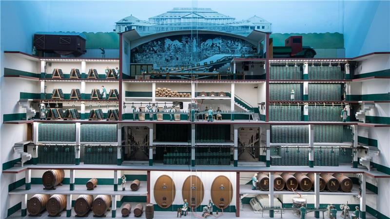 Ein Modell der Kellereiräume über dem sieben Stockwerken tiefen Weinkeller der Henkell Freixenet-Sektkellerei. (Archivbild)