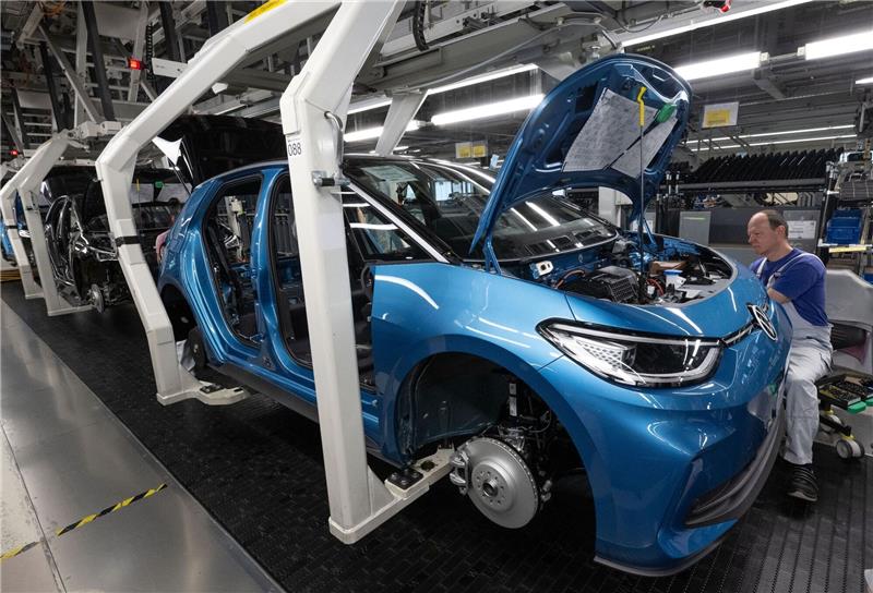 VW und BMW holen laut Analyse bei Wende zu Elektroautos auf Ein Modell der neuen Generation des ID.3 wird im Werk von Volkswagen in Zwickau montiert.