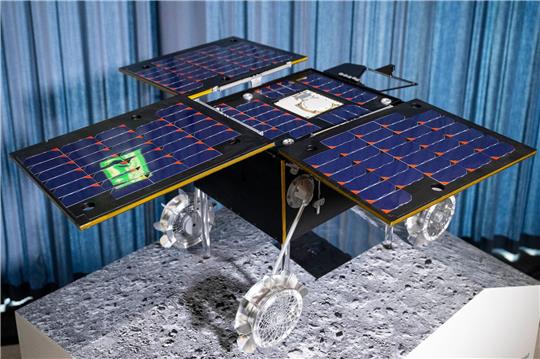 Ein Modell des Mars-Rovers «Idefix» ist während einer Pressekonferenz ausgestellt.