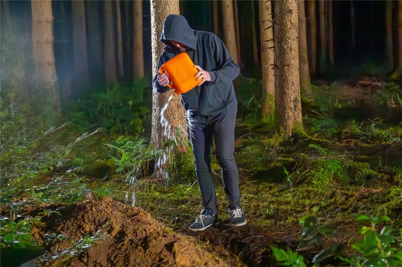 Ein Mörder versucht, die Leiche einer Frau im Wald zu verstecken. Er gräbt ein Loch, zündet die Tote an. Doch sein Vorgehen wirft für die Polizei auch einige Fragen auf. Foto: ZDF/Saskia Pavek (Nachgestellte Szene)