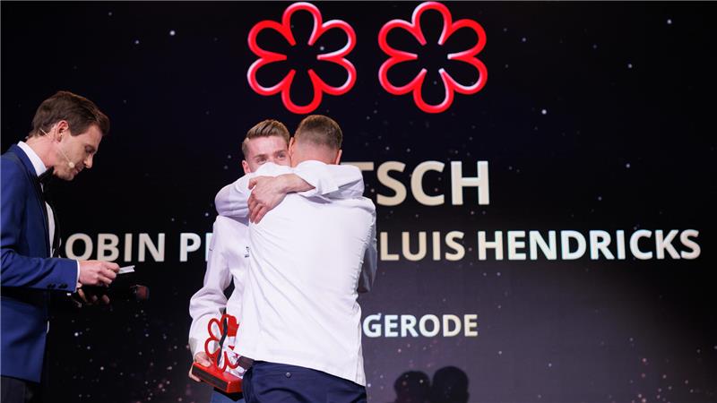 Diese drei Harzer Restaurants glänzen mit Michelin-Sternen Ein Moment der Freude: Robin Pietsch umarmt Küchenchef Luis Hendricks (M.) als bekannt wird, dass das „Pietsch“ in Wernigerode zwei Michelin-Sterne bekommt. Links steht Moderator Aljoscha Höhn.