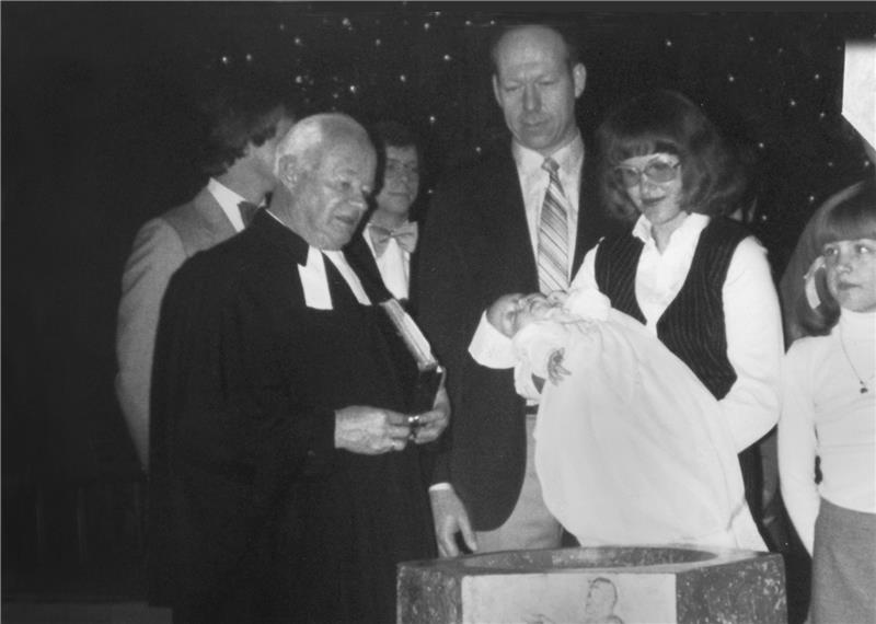16. Dezember: Taufe zum Advent, ein magischer Moment Ein Moment des Herzens: Zur Adventszeit 1979 feiern Gudrun und Hartwig Bremer in der Frankenberger Kirche die Taufe ihrer kleinen Tochter Mailin. Foto: Privat