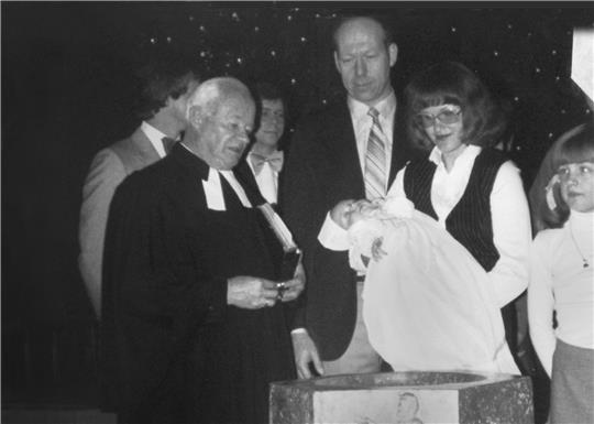 Ein Moment des Herzens: Zur Adventszeit 1979 feiern Gudrun und Hartwig Bremer in der Frankenberger Kirche die Taufe ihrer kleinen Tochter Mailin.  Foto: Privat