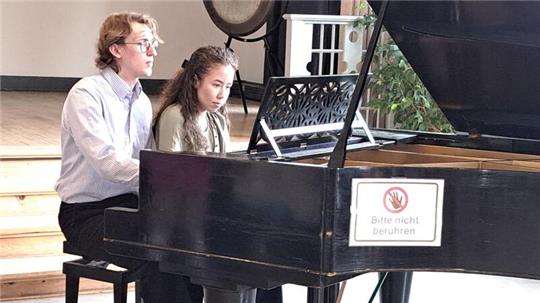 Ein Moment zum Träumen: Benedikt Skaberna und Margarita Dmitrashina spielen gemeinsam am Piano in der Goetheschule.