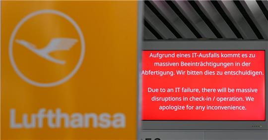 Ein Monitor macht auf den IT-Ausfall und die Folgen aufmerksam.