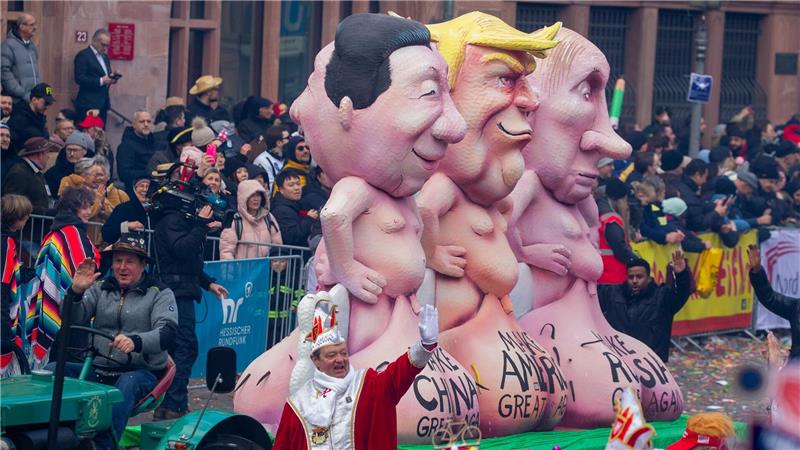 Ein Motivwagen mit nackten Trump, Putin und Xi Figuren beim Fastnachtsumzug in Frankfurt.
